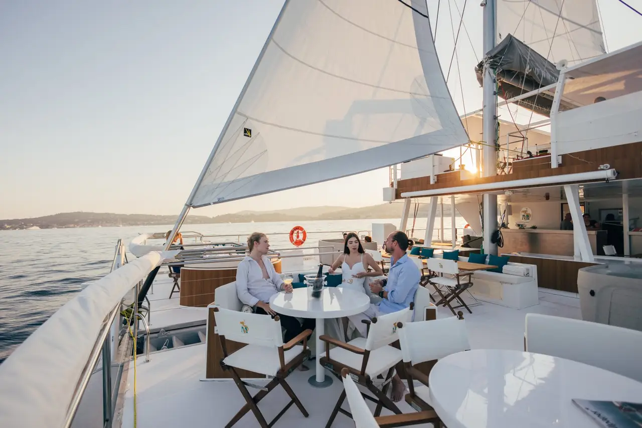 Manana Yacht, salón — Alquiler De Yates Barcelona, Barcelona. Cubierta amplia para grupos numerosos frente al Port Olímpic