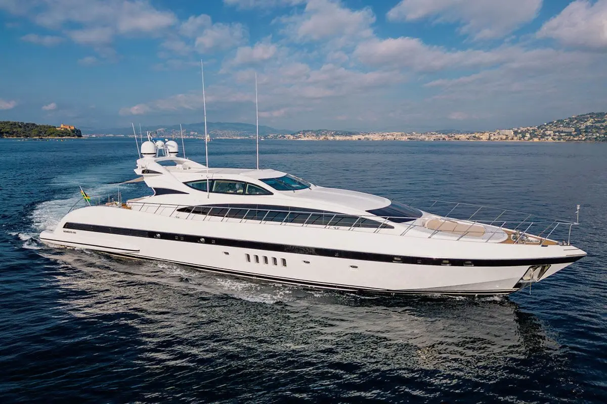 Mangusta 105 — Alquiler De Yates Barcelona, Barcelona. Líneas deportivas y velocidad para un día en Sitges