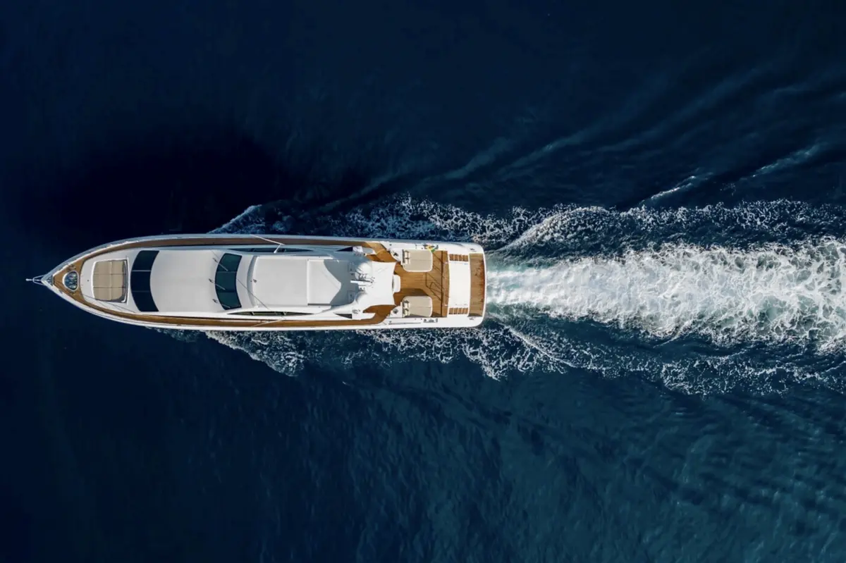 Mangusta 105, exterior — Alquiler De Yates Barcelona, Barcelona. Líneas deportivas y velocidad para un día en Sitges