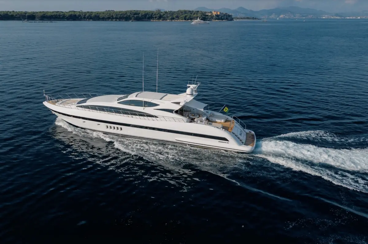 Mangusta 105, cubierta principal — Alquiler De Yates Barcelona, Barcelona. Líneas deportivas y velocidad para un día en Sitges