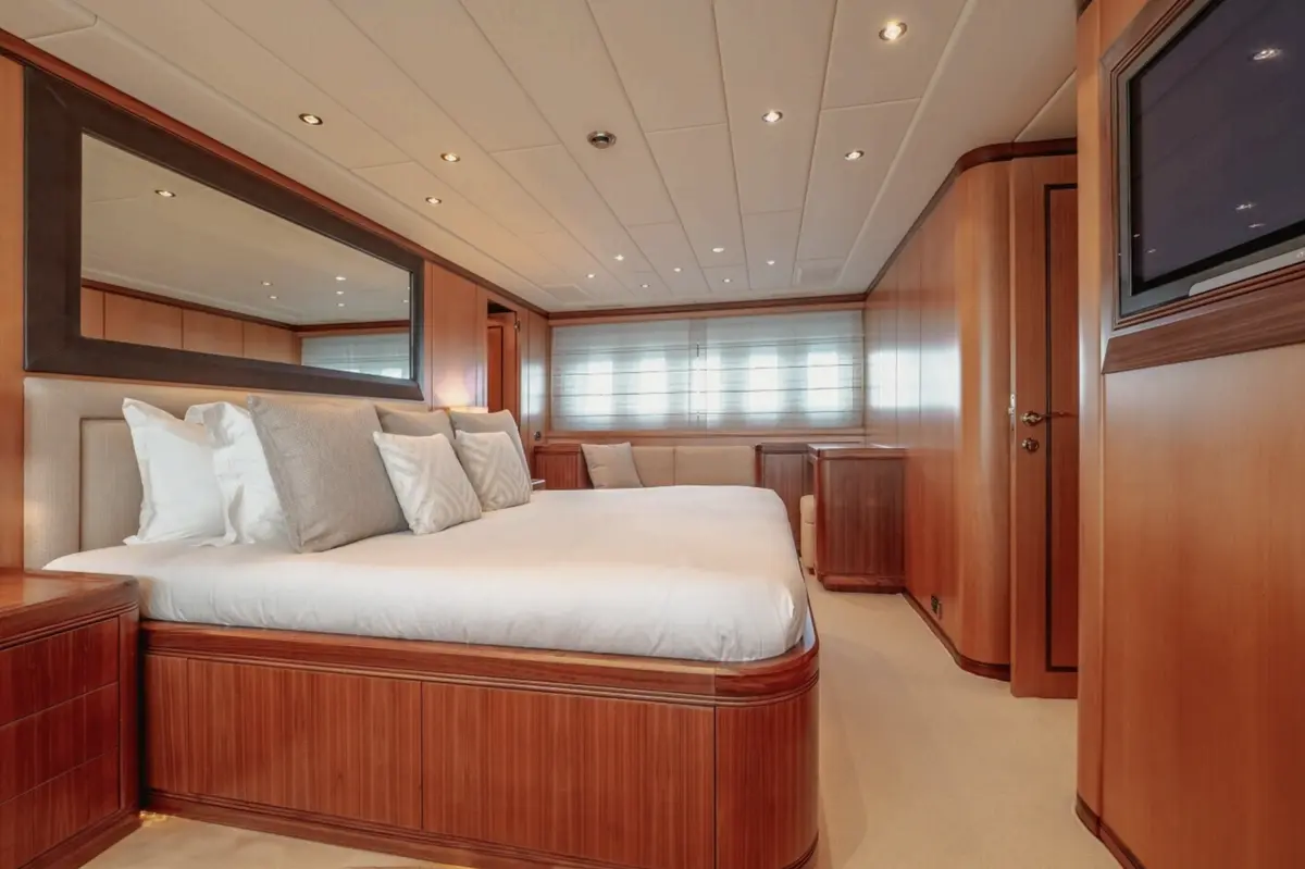Mangusta 105, salón — Alquiler De Yates Barcelona, Barcelona. Líneas deportivas y velocidad para un día en Sitges