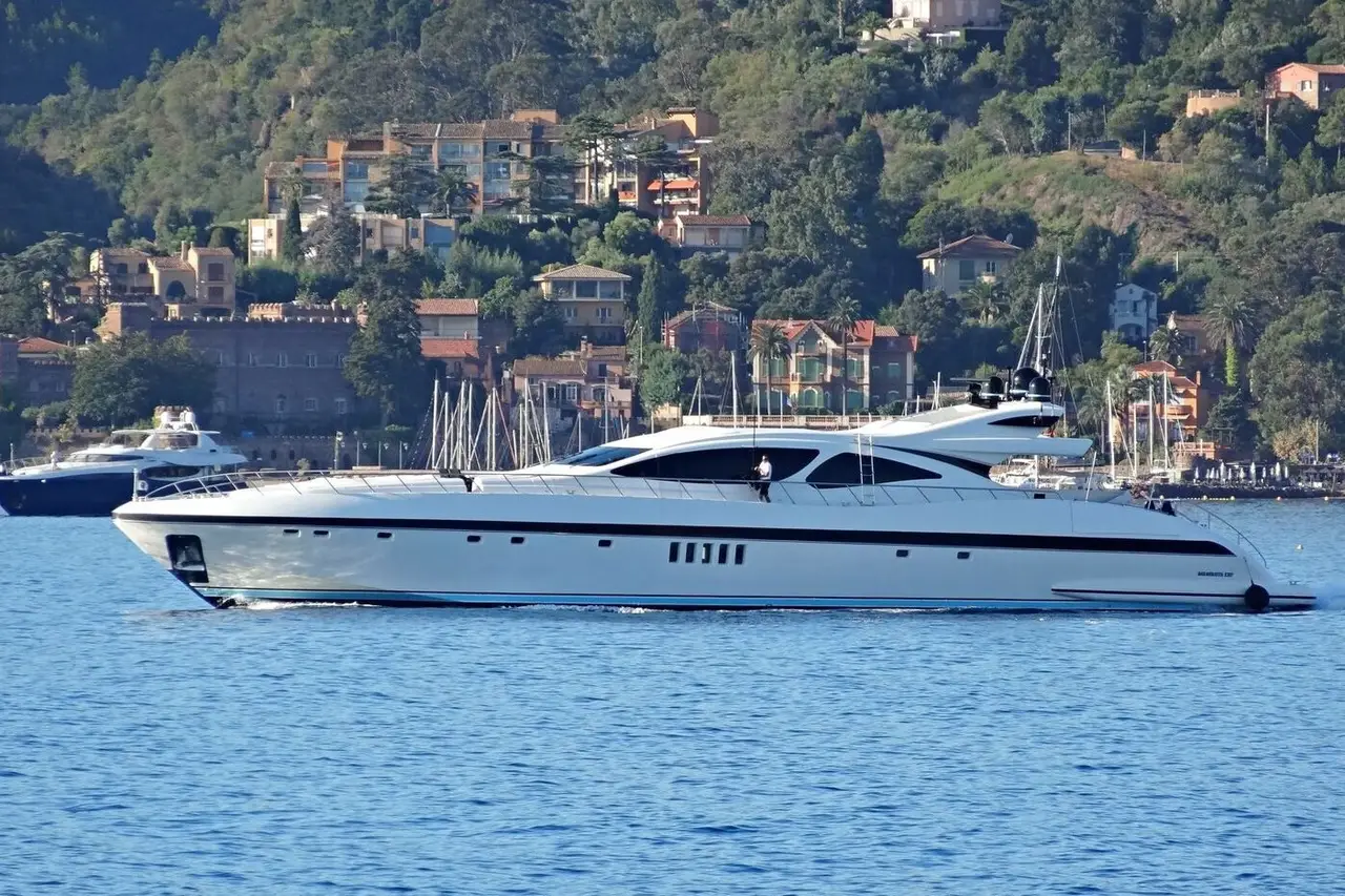 Mangusta 130, cubierta principal — Alquiler De Yates Barcelona, Barcelona. De Port Olímpic a Sitges con cinco camarotes