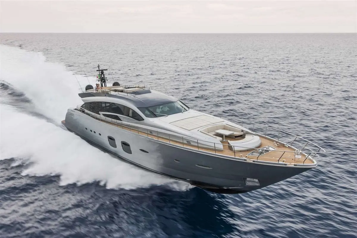 Mangusta 130, camarote principal — Alquiler De Yates Barcelona, Barcelona. De Port Olímpic a Sitges con cinco camarotes