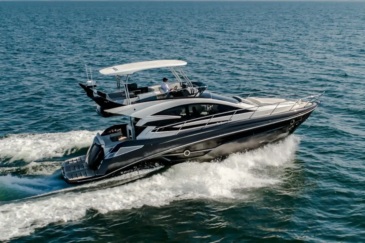 Mangusta 130, flybridge — Alquiler De Yates Barcelona, Barcelona. De Port Olímpic a Sitges con cinco camarotes