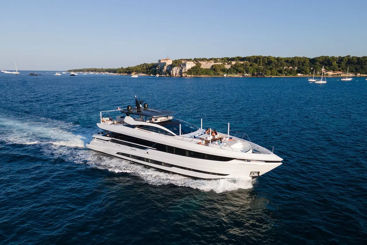 Mangusta 33 — Alquiler De Yates Barcelona, Barcelona. Un día tranquilo en Sitges con cinco cabinas