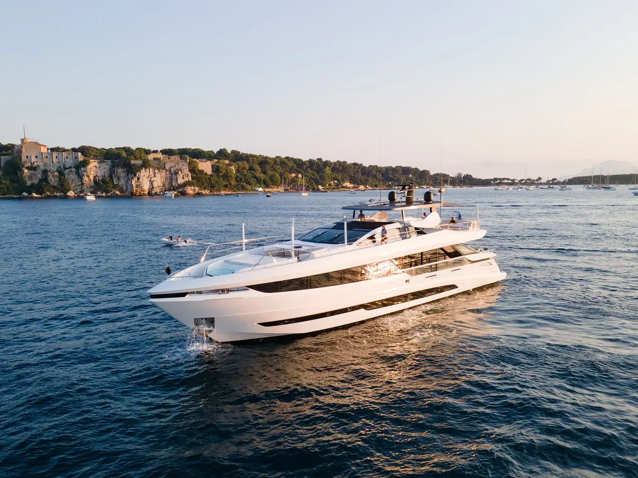 Mangusta 33, exterior — Alquiler De Yates Barcelona, Barcelona. Un día tranquilo en Sitges con cinco cabinas