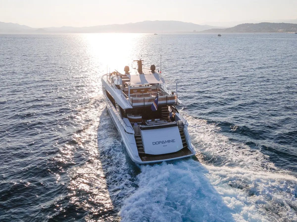 Mangusta 33, salón — Alquiler De Yates Barcelona, Barcelona. Un día tranquilo en Sitges con cinco cabinas
