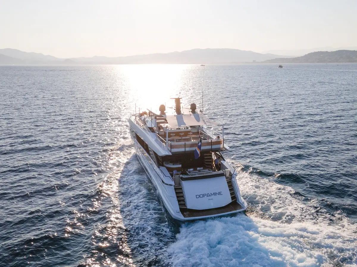 Mangusta 33, camarote principal — Alquiler De Yates Barcelona, Barcelona. Un día tranquilo en Sitges con cinco cabinas