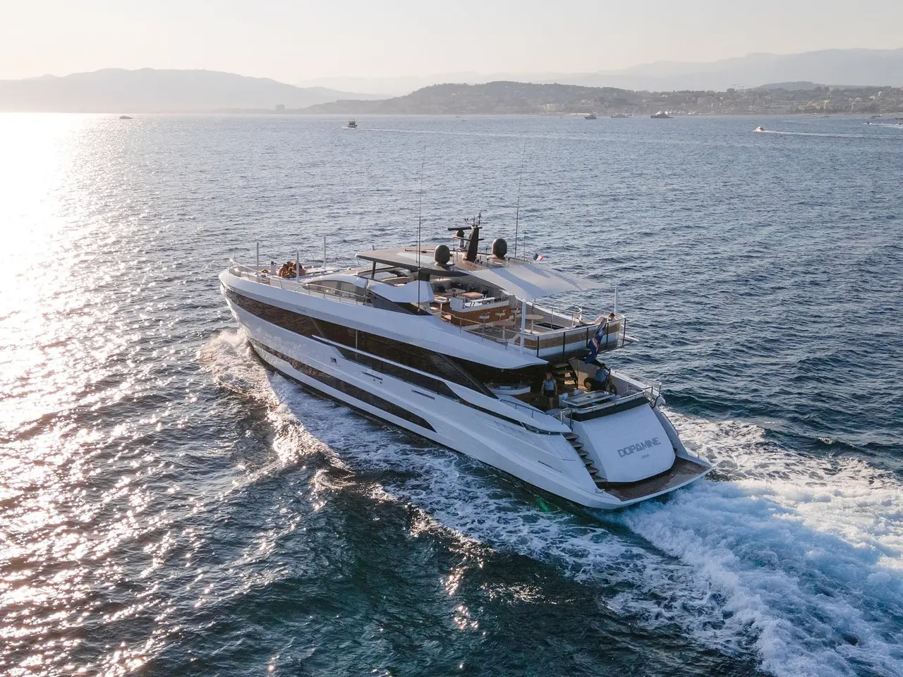 Mangusta 33, flybridge — Alquiler De Yates Barcelona, Barcelona. Un día tranquilo en Sitges con cinco cabinas