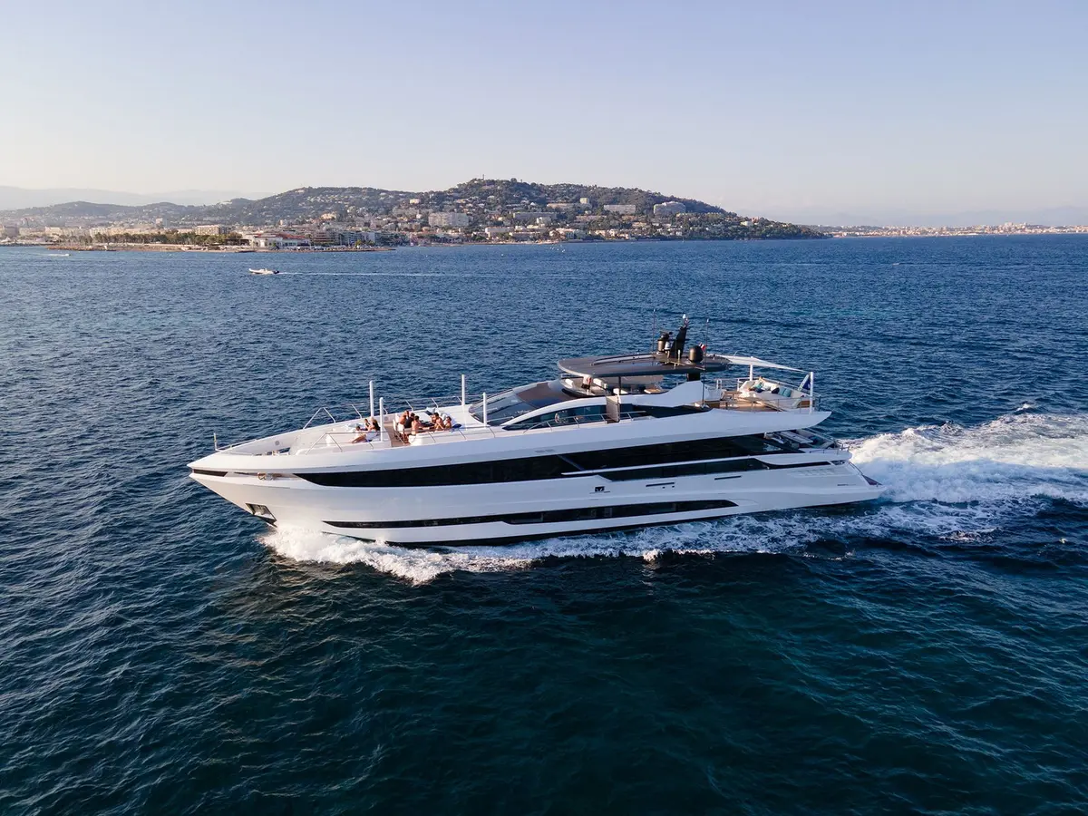 Mangusta 33, exterior — Alquiler De Yates Barcelona, Barcelona. Un día tranquilo en Sitges con cinco cabinas