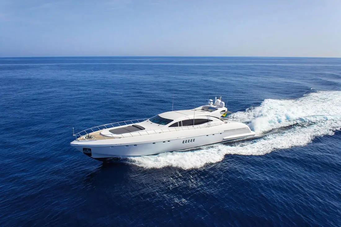 Mangusta 108 — Alquiler De Yates Barcelona, Barcelona. Velocidad deportiva para escapadas rápidas hacia Sitges