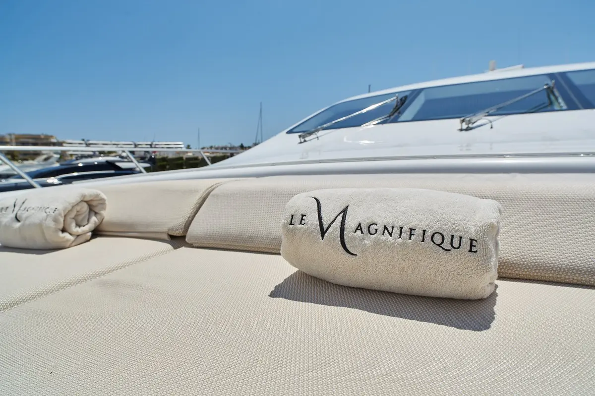 Mangusta 108, exterior — Alquiler De Yates Barcelona, Barcelona. Velocidad deportiva para escapadas rápidas hacia Sitges