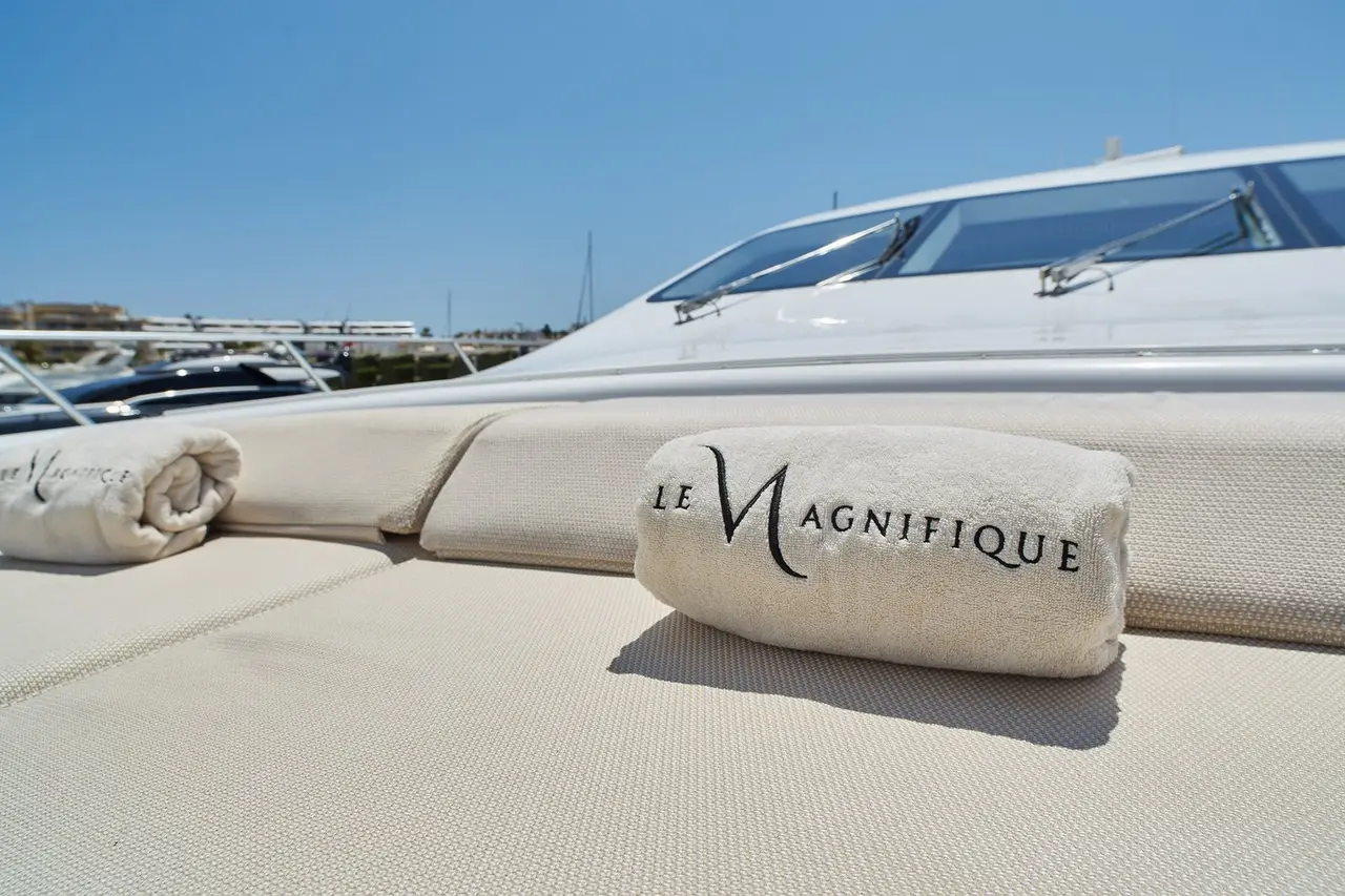 Mangusta 108, exterior — Alquiler De Yates Barcelona, Barcelona. Velocidad deportiva para escapadas rápidas hacia Sitges