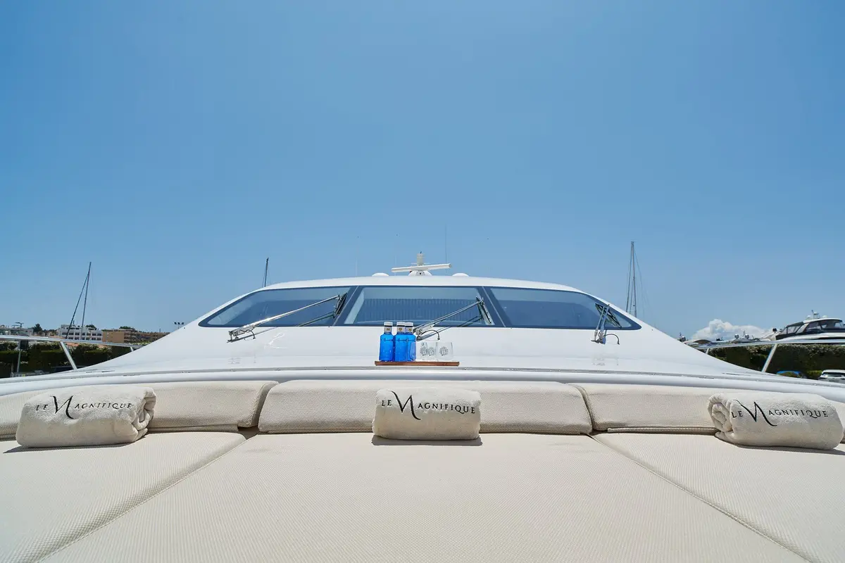 Mangusta 108, cubierta principal — Alquiler De Yates Barcelona, Barcelona. Velocidad deportiva para escapadas rápidas hacia Sitges