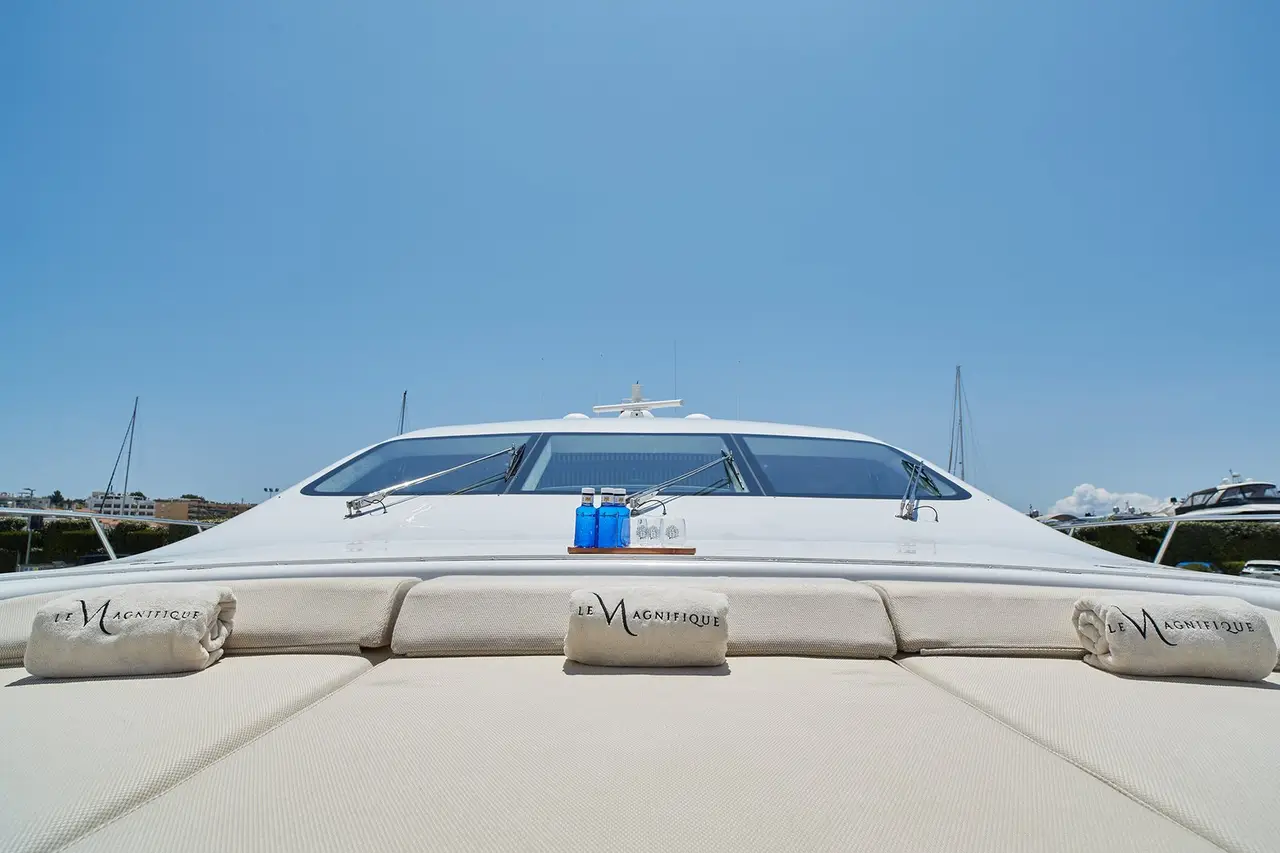 Mangusta 108, cubierta principal — Alquiler De Yates Barcelona, Barcelona. Velocidad deportiva para escapadas rápidas hacia Sitges