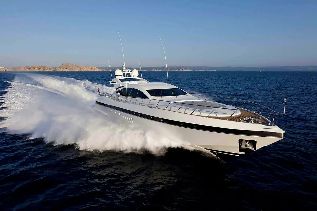 Mangusta 92 — Alquiler De Yates Barcelona, Barcelona. Casco deportivo veloz para escapadas cortas a Sitges