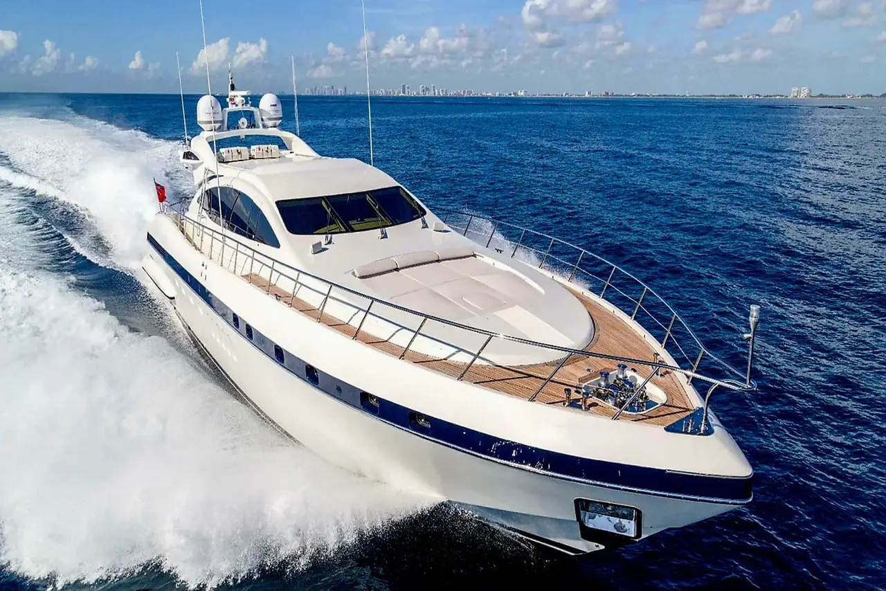 Mangusta 92, exterior — Alquiler De Yates Barcelona, Barcelona. Casco deportivo veloz para escapadas cortas a Sitges