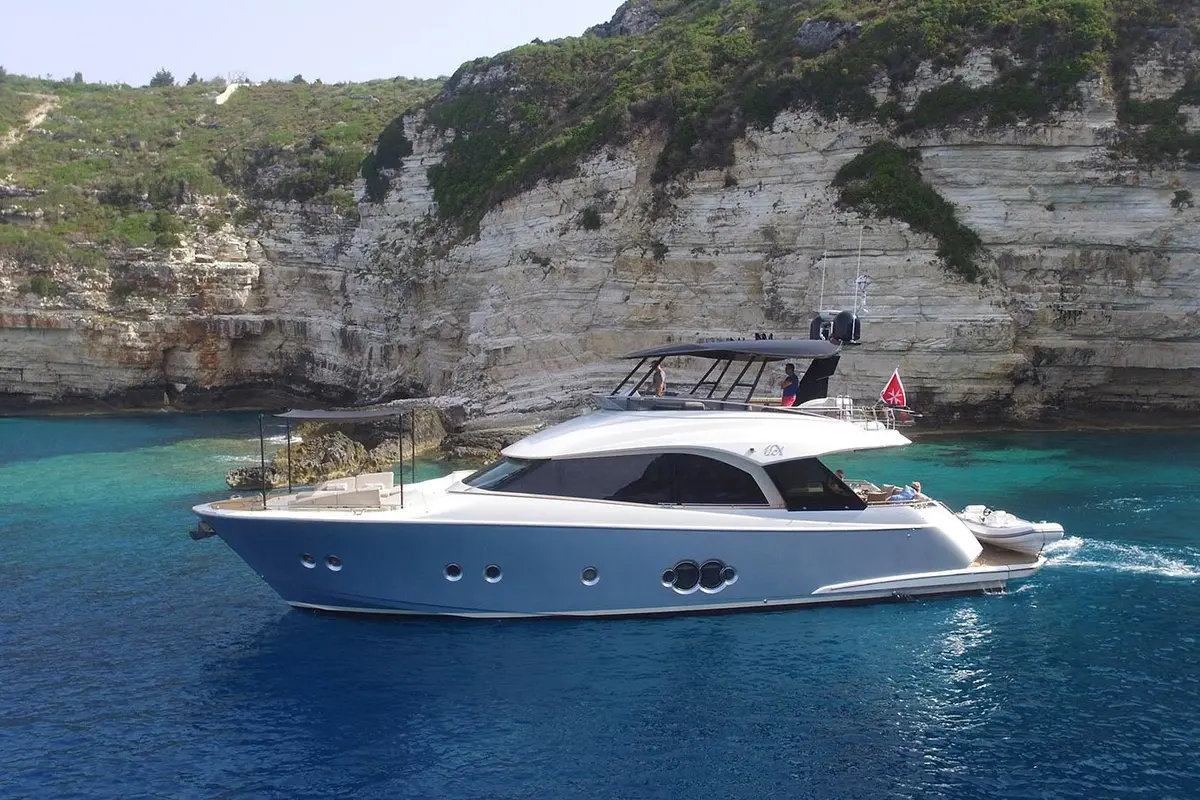 MCY66 — Alquiler De Yates Barcelona, Barcelona. Flybridge de 20 metros para días tranquilos en Sitges