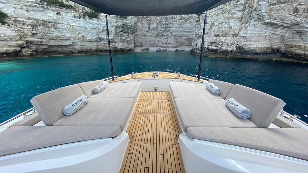 MCY66, cubierta principal — Alquiler De Yates Barcelona, Barcelona. Flybridge de 20 metros para días tranquilos en Sitges