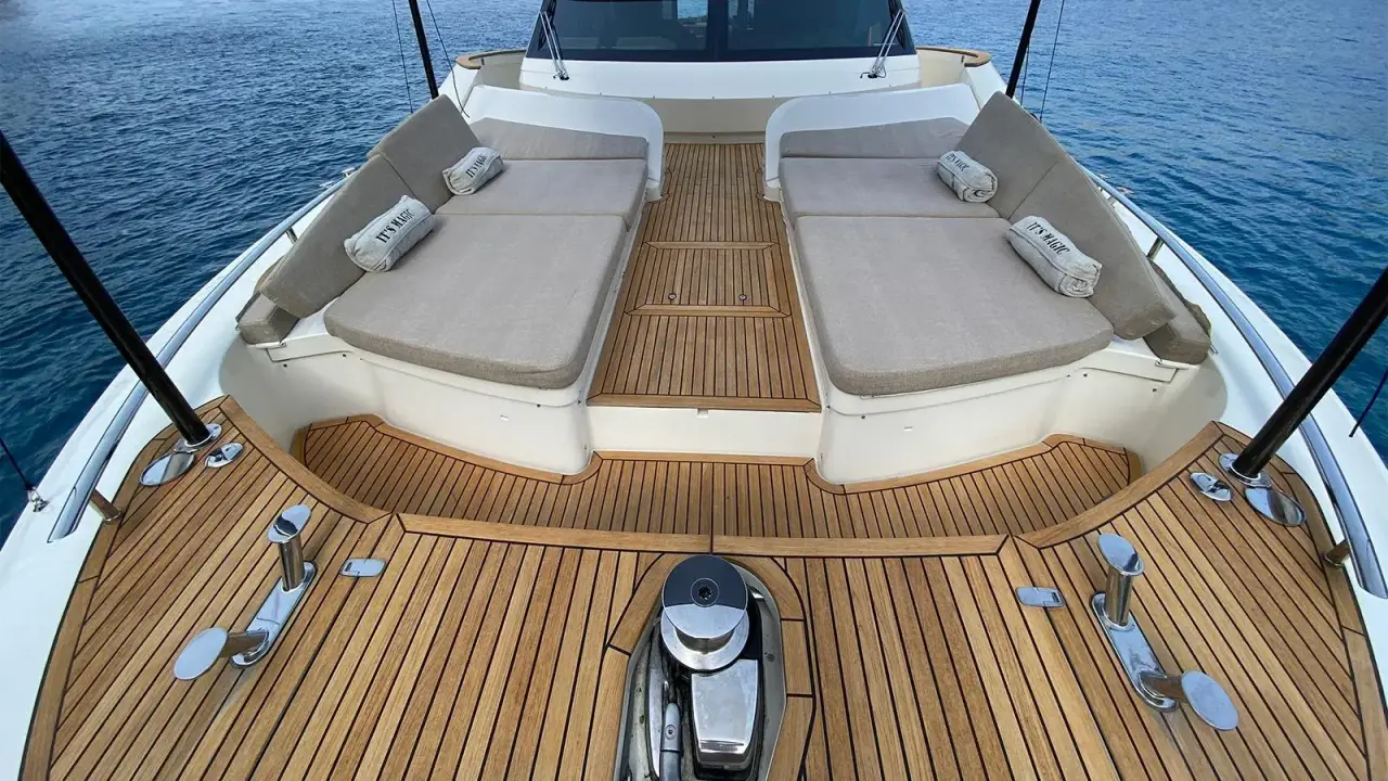 MCY66, cubierta de popa — Alquiler De Yates Barcelona, Barcelona. Flybridge de 20 metros para días tranquilos en Sitges