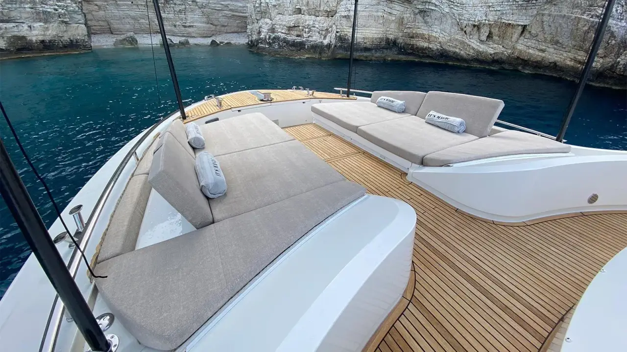MCY66, salón — Alquiler De Yates Barcelona, Barcelona. Flybridge de 20 metros para días tranquilos en Sitges