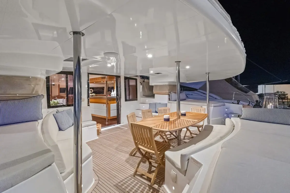 Moby-Dick, camarote principal — Alquiler De Yates Barcelona, Barcelona. Un catamarán amplio para grupos grandes en Barcelona