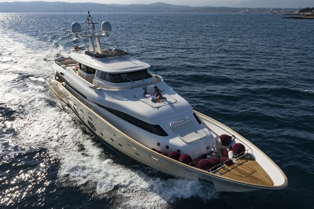 Navetta 33, cubierta principal — Alquiler De Yates Barcelona, Barcelona. Casco de desplazamiento para travesías largas y tranquilas