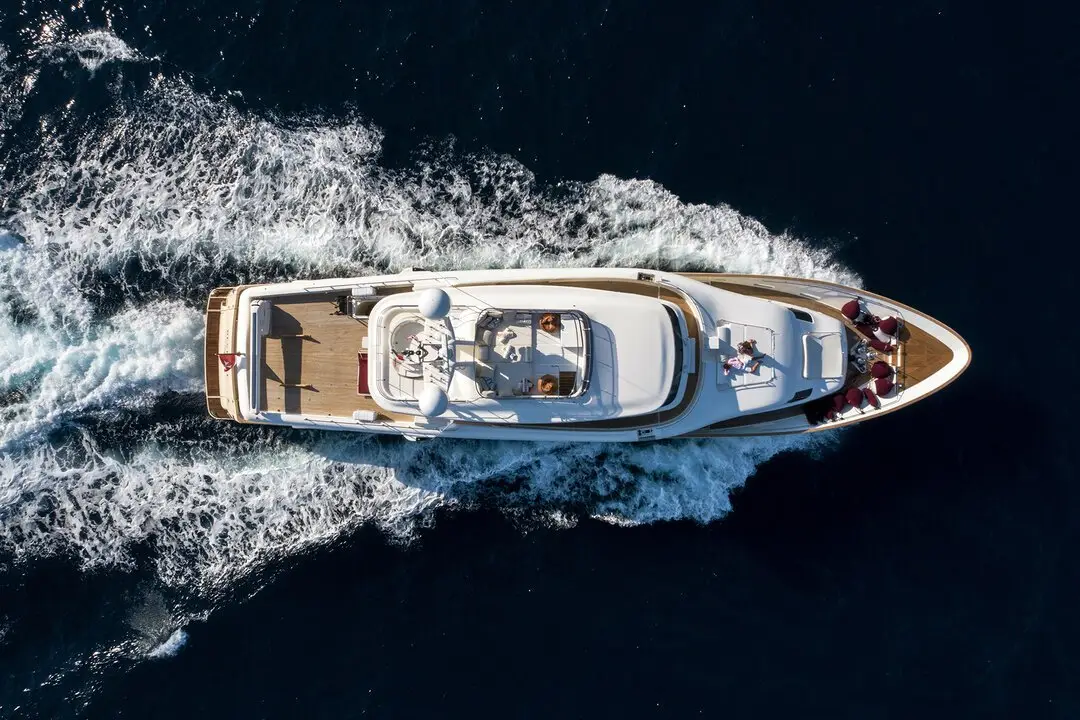 Navetta 33, cubierta de popa — Alquiler De Yates Barcelona, Barcelona. Casco de desplazamiento para travesías largas y tranquilas