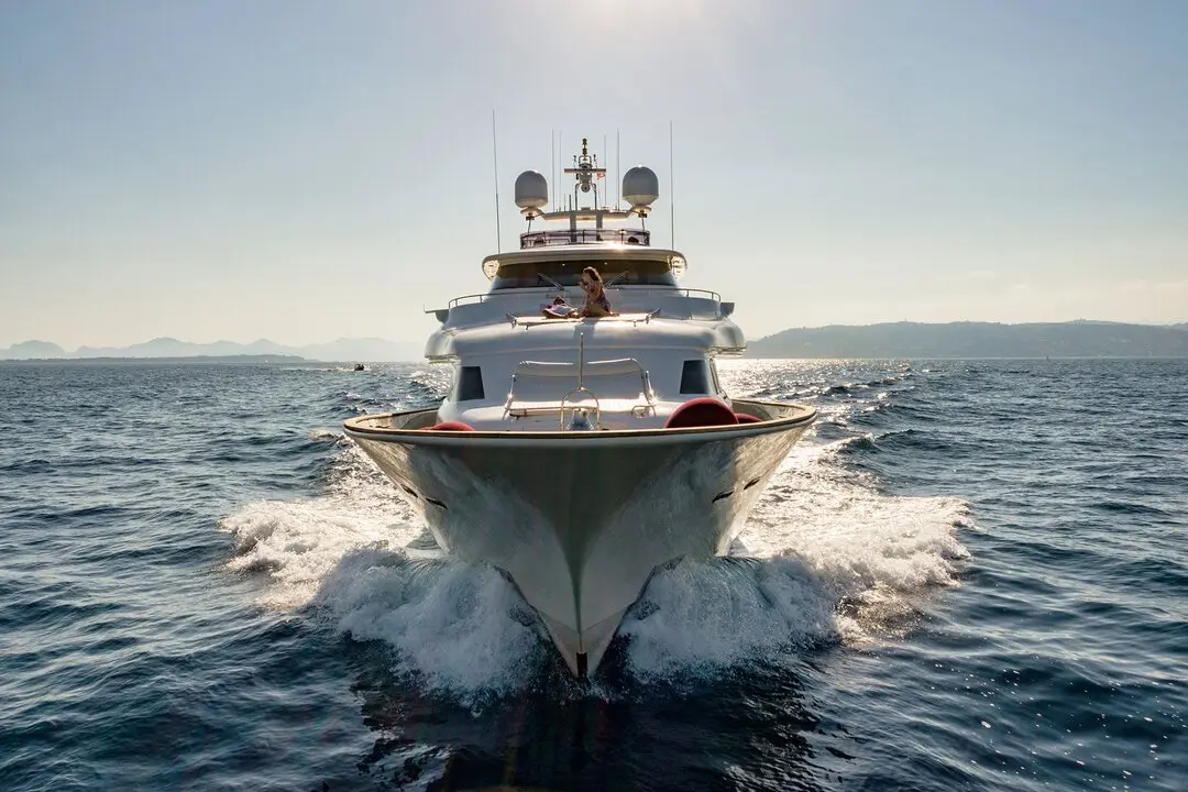 Navetta 33, salón — Alquiler De Yates Barcelona, Barcelona. Casco de desplazamiento para travesías largas y tranquilas