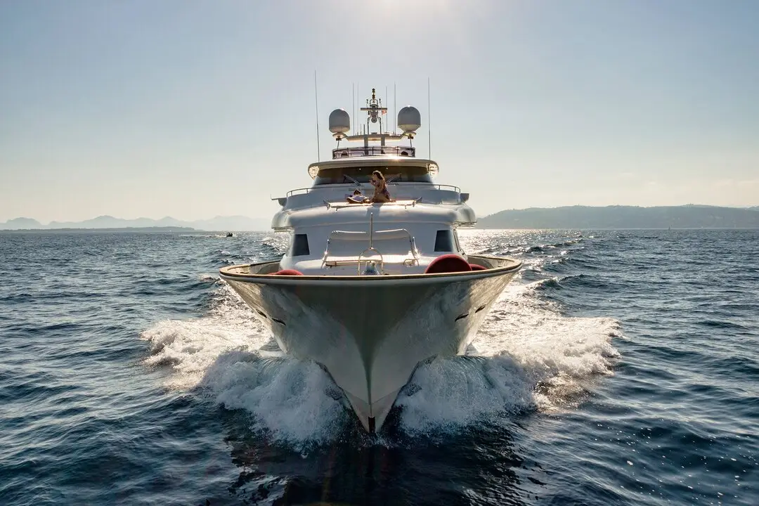 Navetta 33, salón — Alquiler De Yates Barcelona, Barcelona. Casco de desplazamiento para travesías largas y tranquilas