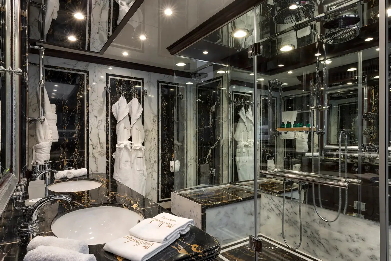 The Wellesley, salón — Alquiler De Yates Barcelona, Barcelona. Cincuenta y seis metros rumbo a Menorca