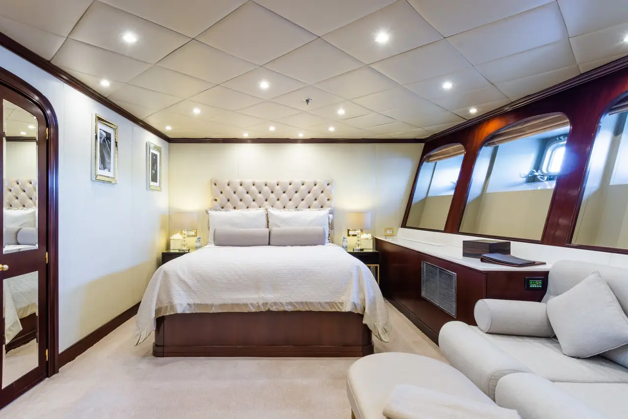 The Wellesley, camarote principal — Alquiler De Yates Barcelona, Barcelona. Cincuenta y seis metros rumbo a Menorca