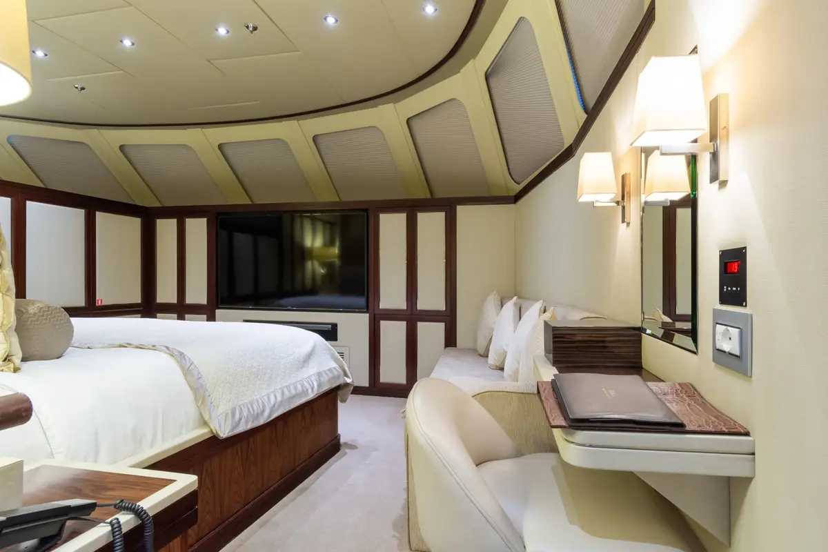 The Wellesley, flybridge — Alquiler De Yates Barcelona, Barcelona. Cincuenta y seis metros rumbo a Menorca