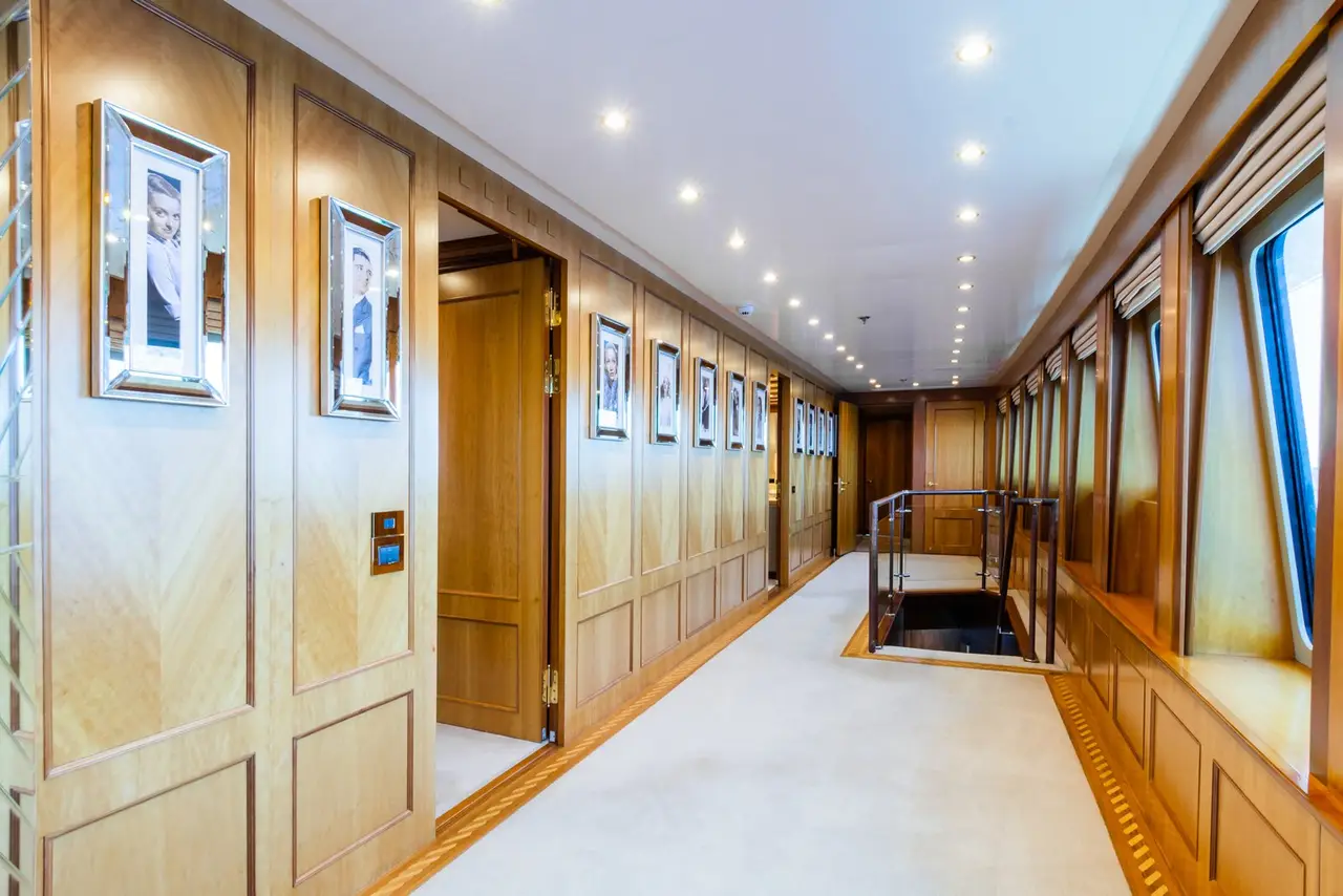 The Wellesley, exterior — Alquiler De Yates Barcelona, Barcelona. Cincuenta y seis metros rumbo a Menorca