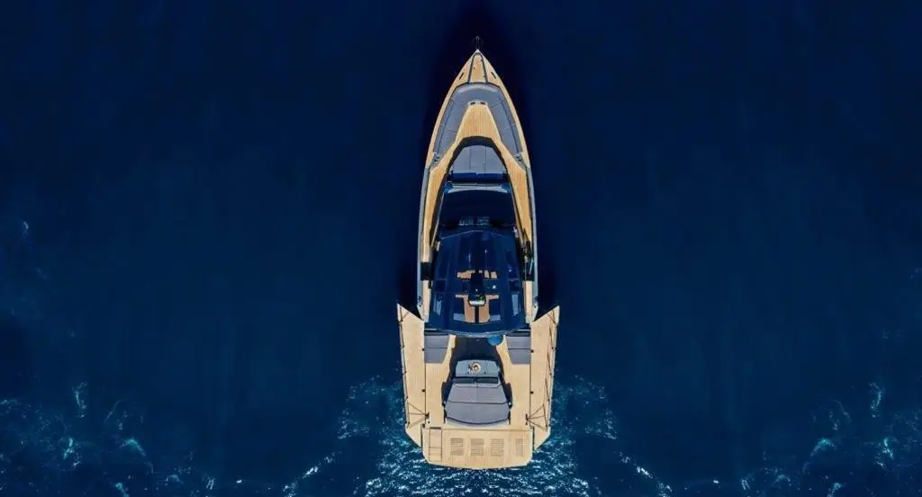 Okean 55, exterior — Alquiler De Yates Barcelona, Barcelona. Cubierta amplia para catorce, pensada para el día