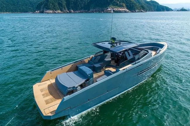 Okean 55, flybridge — Alquiler De Yates Barcelona, Barcelona. Cubierta amplia para catorce, pensada para el día