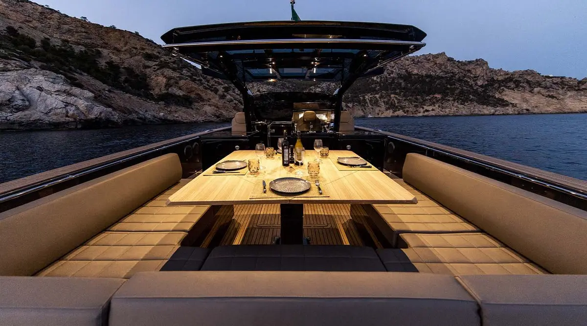 Pardo 50, exterior — Alquiler De Yates Barcelona, Barcelona. Velocidad, baño y mesa al aire libre