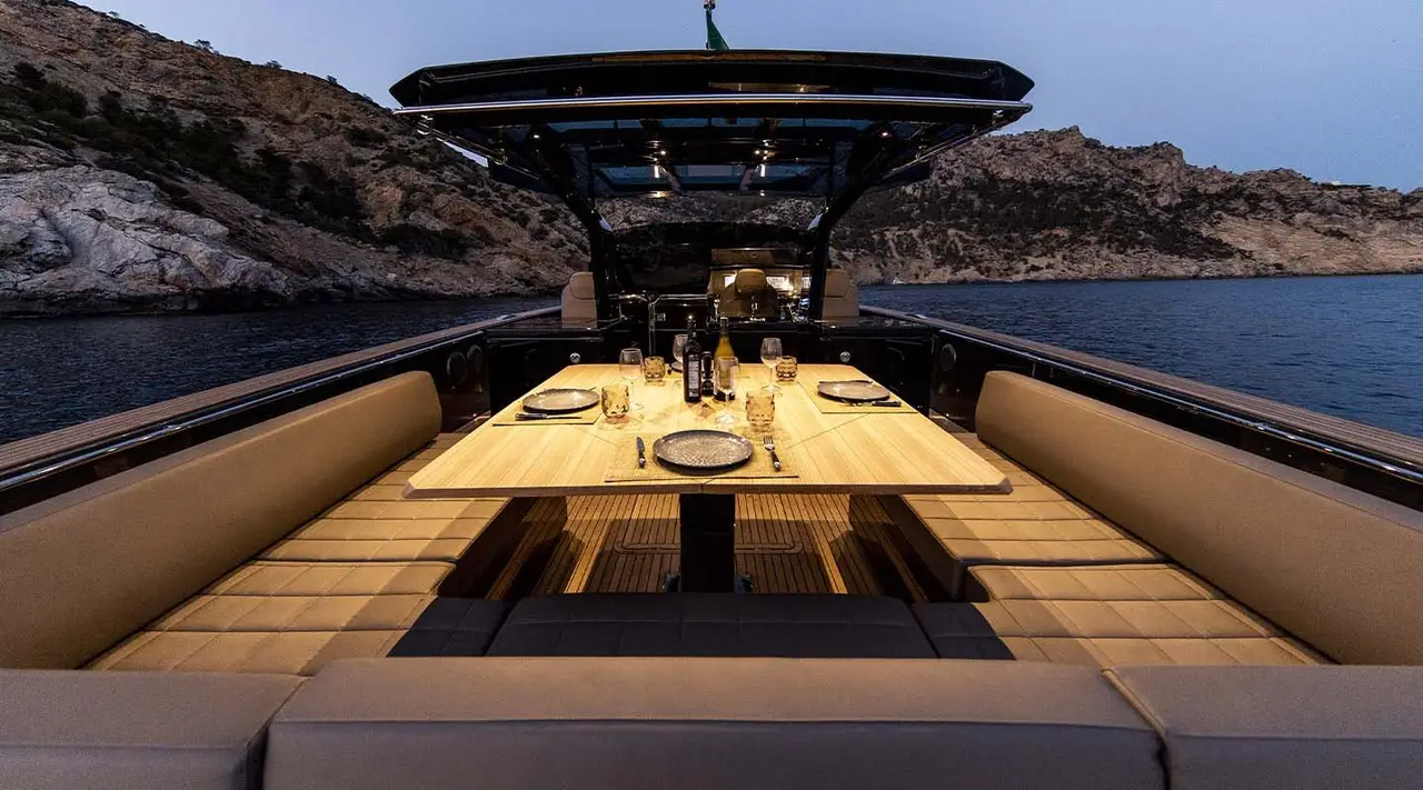 Pardo 50, exterior — Alquiler De Yates Barcelona, Barcelona. Velocidad, baño y mesa al aire libre