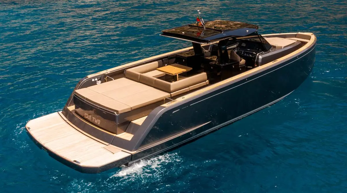 Pardo 50, cubierta principal — Alquiler De Yates Barcelona, Barcelona. Velocidad, baño y mesa al aire libre