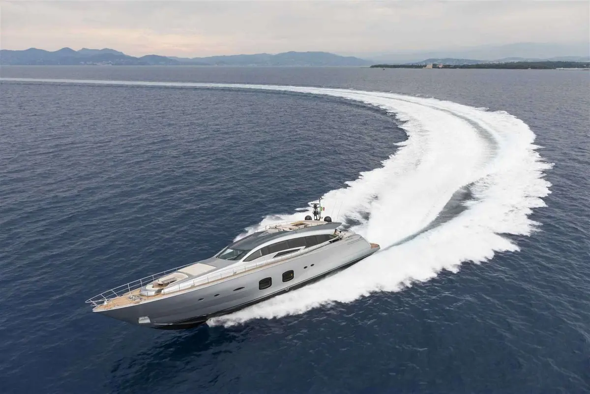 Pershing 108, exterior — Alquiler De Yates Barcelona, Barcelona. Velocidad deportiva para llegar antes a Sitges