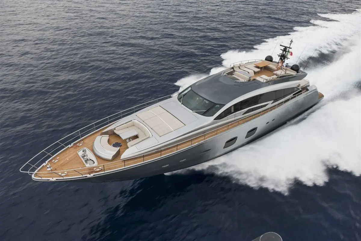 Pershing 108, cubierta principal — Alquiler De Yates Barcelona, Barcelona. Velocidad deportiva para llegar antes a Sitges
