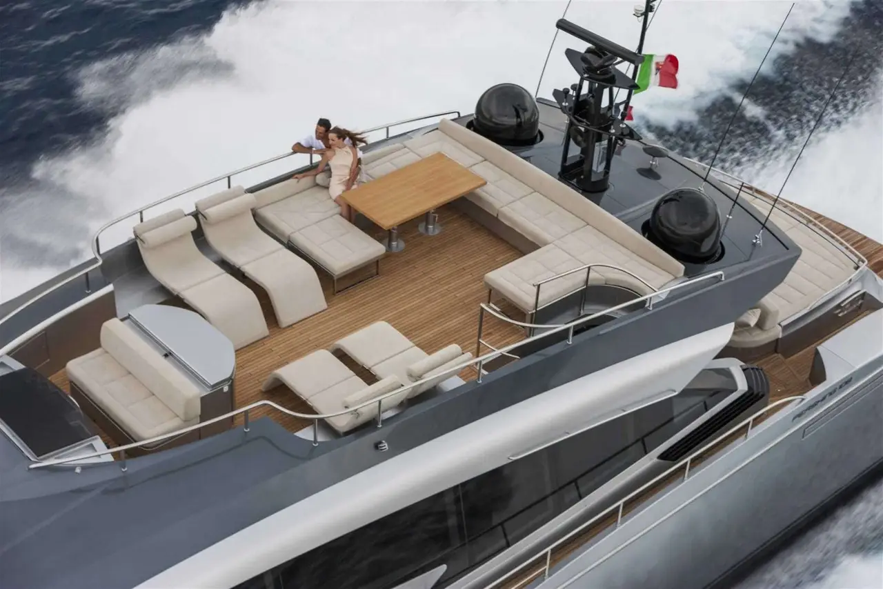 Pershing 108, cubierta de popa — Alquiler De Yates Barcelona, Barcelona. Velocidad deportiva para llegar antes a Sitges