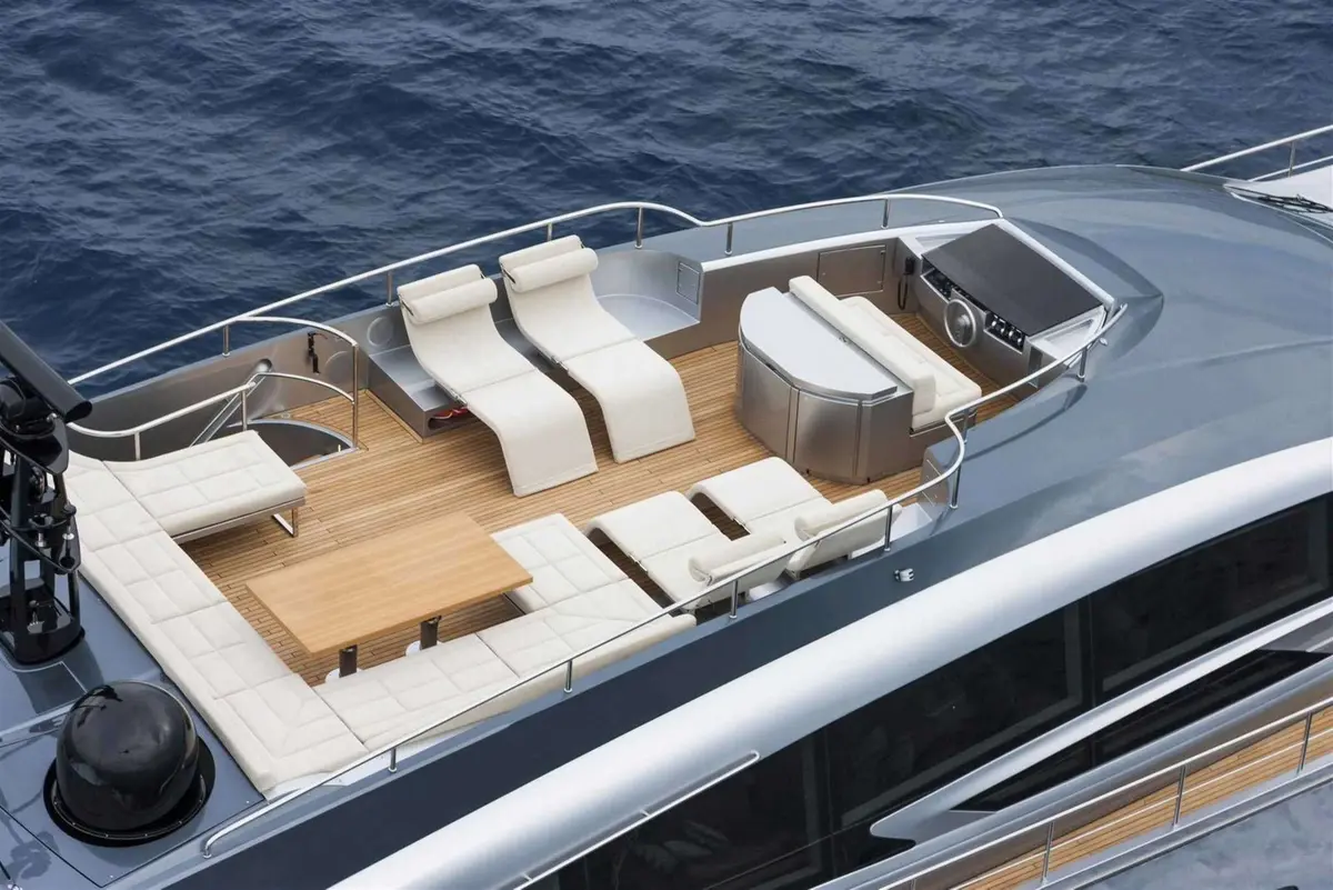 Pershing 108, salón — Alquiler De Yates Barcelona, Barcelona. Velocidad deportiva para llegar antes a Sitges