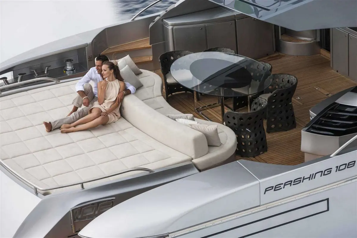 Pershing 108, camarote principal — Alquiler De Yates Barcelona, Barcelona. Velocidad deportiva para llegar antes a Sitges