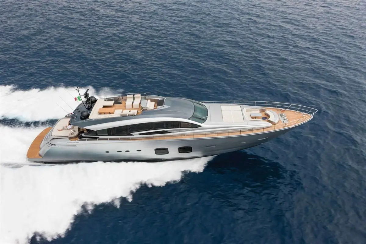 Pershing 108, flybridge — Alquiler De Yates Barcelona, Barcelona. Velocidad deportiva para llegar antes a Sitges