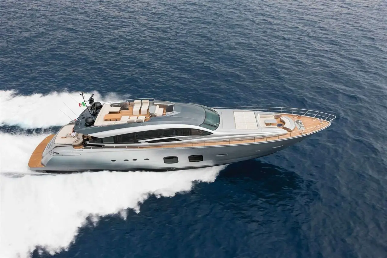 Pershing 108, flybridge — Alquiler De Yates Barcelona, Barcelona. Velocidad deportiva para llegar antes a Sitges