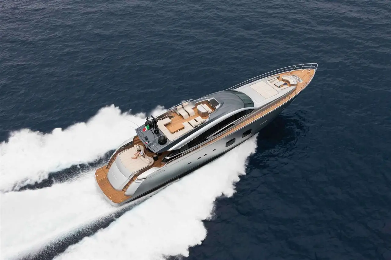 Pershing 108, exterior — Alquiler De Yates Barcelona, Barcelona. Velocidad deportiva para llegar antes a Sitges