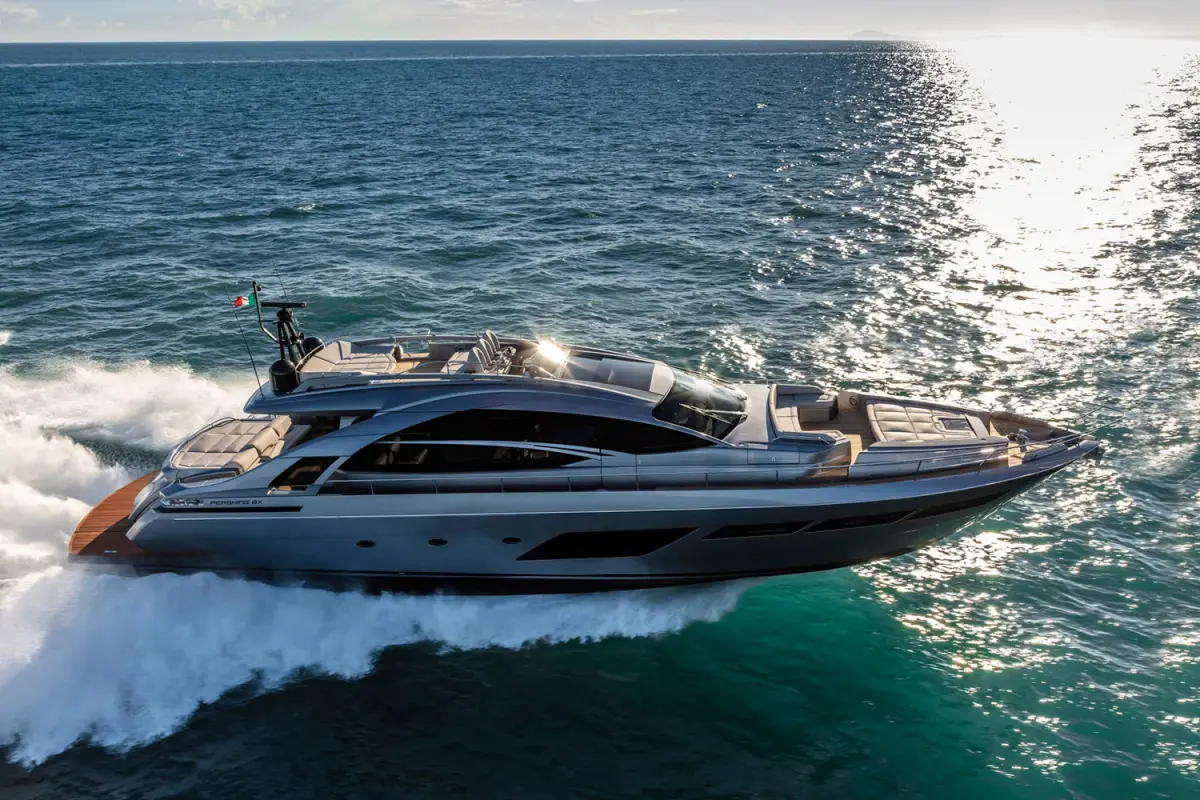 Pershing 8X — Alquiler De Yates Barcelona, Barcelona. Velocidad y línea deportiva para bajar hasta Sitges