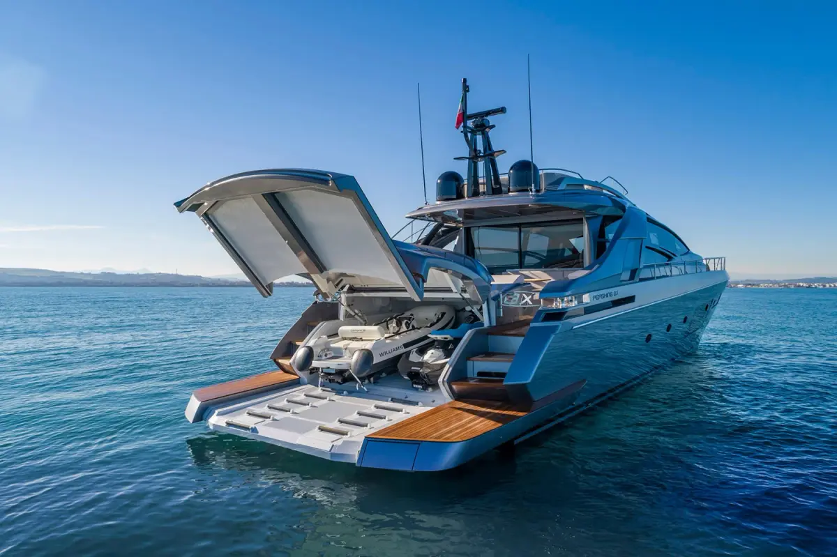 Pershing 8X, exterior — Alquiler De Yates Barcelona, Barcelona. Velocidad y línea deportiva para bajar hasta Sitges