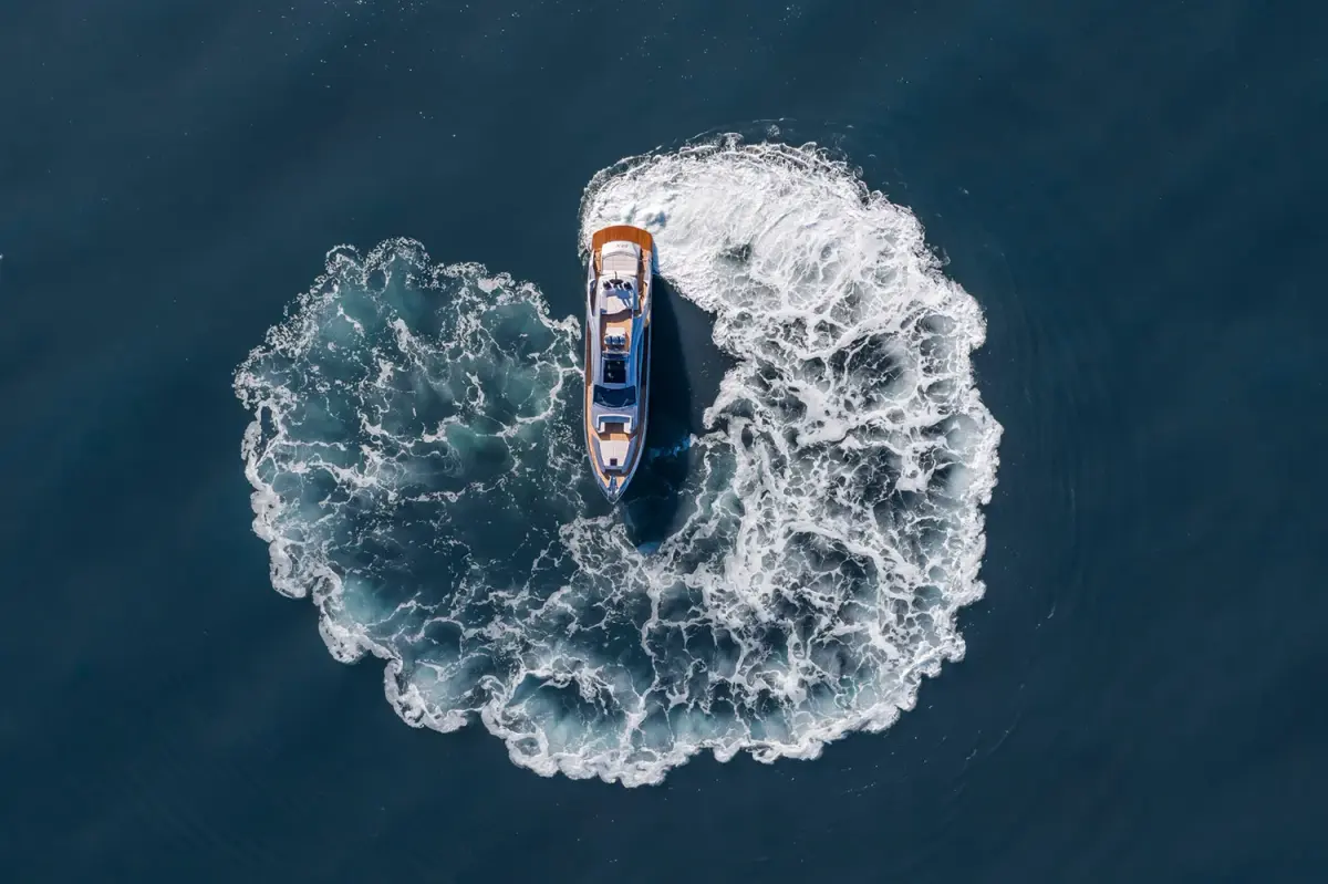 Pershing 8X, cubierta principal — Alquiler De Yates Barcelona, Barcelona. Velocidad y línea deportiva para bajar hasta Sitges